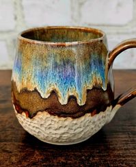 A beautiful surprise after opening the kiln! Using the amaco glazes 'oatmeal' and 'iron lustre' we got this magical result 🤩