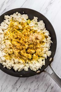 Quick and easy scrambled tofu - a perfect vegan alternative to scrambled egg! Fluffy texture and gorgeous color can easily fool your sight and taste buds! #scrambledtofu #vegan #breakfast | myeclecticbites.com