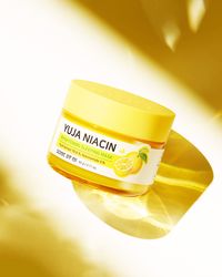 This multifunctional sleeping mask is formulated with yuja extract to help achieve a radiant and youthful complexion. It is formulated with ingredients to brighten, moisturize and revitalize tired skin. Perfect for those with dry, dull skin, uneven skin tone or eye bags. The light and refreshing texture plus relaxing citrus scent will aid in a good night’s sleep. Details Amount: 60g Skin Solutions: Yuja extract and niacinamide brightens and moisturizes. G lutathione and arbutin diminish the appe