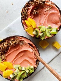 Strawberry Mango Smoothie Bowl - The Hint of Rosemary