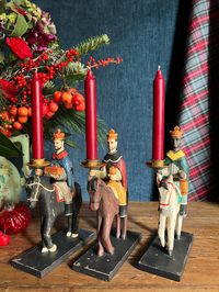 Un super best seller, y entendemos perfectamente porque. Estos portavelas con las figuras de los Tres Reyes Magos a caballo a muchos nos recuerdan la magia de la noche de Reyes, la magia de la Navidad. Están hechos de resina y de metal, pero el aspecto es de una talla de madera antigua, un poco tosca y tierna. Quedan ideales en cualquier rincón de la casa, incluso como centro de mesa. Las unidades son muy limitadas. Las velas no están incluidas. Están disponibles en nuestra sección de VELAS en p