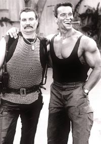 Behind the scenes Arnold Schwarzenegger in Commando ,1985.