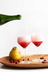 5-Ingredient Champagne Mimosas with Cranberry-Pear Reduction! Bubbly, tart-sweet, SO delicious + Perfect for NYE! #champagne #nyecocktail #cocktails