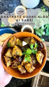 The Excited Cook & Traveller on Instagram: "Sookhe aloo ki sabji 🌿🌿

In this chatpate sookhe aloo ki sabzi, boiled potatoes are stir-fried and tossed into aromatic spices. Best thing is it comes together in just 10-15 Minutes. I have always been a fan of spices, and since the time I started cooking, I am amazed at how adding one spice or replacing it with other makes so much difference in taste. 
So let’s try this new recipe for sookhe aloo :)

Ingredients
4 boiled potatoes
2 tsp mustard oil
1 tsp cumin seeds
1/2 tsp mustard seeds
1/4 tsp hing
2 dry red chillies 
1 tsp Kashmiri red chilli powder
1 tsp coriander powder
1/4 tsp black salt
1 tsp anardana or amchoor powder
Salt to taste
2-3 tsp water

1 big tsp grounded masala (1 tsp coriander seeds + 4 black peppercorns + 2 cloves)

1 tsp m