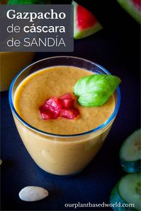 Nos encanta el gazpacho español y lo nutritivo y fresco que es. Esta sopa de cáscara de sandía 🍉 es un giro que te dejará boquiabierto.¡Seguro que después de probar esta receta no volverás a tirar las cáscaras de sandía! ¡Ni siquiera querrás hacer abono con ellos! #gazpacho #sopa #verano