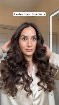 This video tutorial shows you how to unwrap and style the perfect bouncy, heatless curls. Super quick and simple in the morning for perfect hair all day!