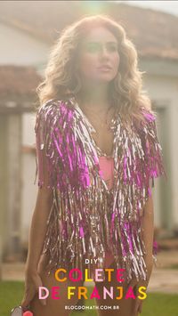 Faça você mesmo colete de franjas metalizadas brilhantes para usar nos bloquinhos de rua no carnaval com camiseta usada, fácil, barato e sem costura. DIY TINSEL FRINGE VEST festival style bunrging man costume Coachella style BLOGDOMATH.com.br