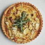 Recept voor een grauwe herfstdag: quiche met amandelmeel en aardpeer - Holistik