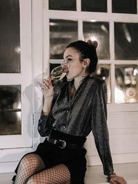 Comment s'habiller pour une soirée tenues femme accessoires tendance jupe en jean noir chemise sequin #fashion