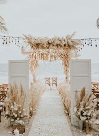 Boho Wedding | Decoração de casamento com capim dos pampas. #boho #bohowedding #altar #weddingdecor #decoracaodecasamento #capimdospampas #whitedecor