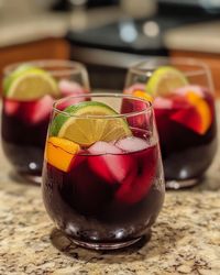 "¡Esta bebida es pura alegría! Ideal para refrescarse en días calurosos y disfrutar con amigos.   Ingredientes: - 1 parte de vino tinto - 1 parte de soda de limón  - Hielo al gusto   Para más detalles sobre esta deliciosa receta, consulta el enlace en el primer comentario [👇] [👇].  #TintoDeVerano #BebidaRefrescante #Verano #Cócteles #DisfrutarConAmigos"