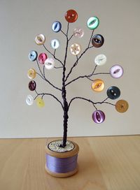 Cute idea for old buttons -      *photo belongs to  kitsch&curious