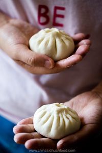 A healthier version of Chinese stuffed pork buns--vegetarian steamed buns with chives, egg and bean vermicelli. Several days ago, I mentioned that oven is quite uncommon in China ten years ago in the previous milk bread