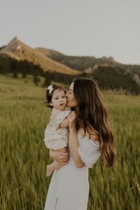 Chautaquua Park summer family photos in Boulder, Colorado. what to wear for family photos | candid family posing | neutral family photo outfits | summer family photos | boulder family photos | colorado family photos | family photos with baby | outdoor family photos with baby | colorado family photographer | boulder family photographer | denver family photographer | blue hour family photos