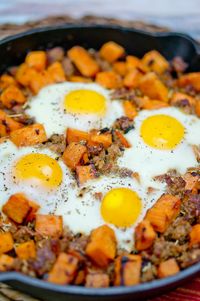 Sweet potato hash with sausage and eggs is the perfect brunch recipe. Ready in less than 30 minutes, and so delicious!