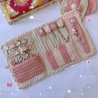 Lucetta is a functional crochet case to store all your accessory in one place! You can bring this around conveniently in your travel since it isn’t as bulky as those jewelry boxes ~