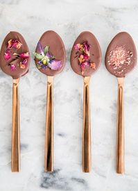 How charming are these chocolate-dipped spoons?! And they’re beyond easy to make, in just a few steps, which is why they’re easy entertaining at its best! Chocolate-dipped spoons are great for after dinner cappuccinos (they look really beautiful presented on a platter!), or for pairing with a delicious dessert. We topped them with pansies, crushed …