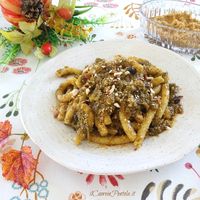 La pasta con finocchietto è una ricetta siciliana, un primo piatto preparato con del sugo di finocchietto selvatico e servito con pangrattato tostato.