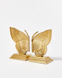 In a shiny gold finish, keep your books looking neat and tidy with these book ends. In a striking butterfly silhouette, they feature detailed engravings for a luxe finish.