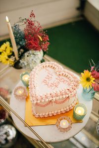 Till death do us part with this little vintage heart cake because it is wayyy too cute!! 💗⁠ ⁠ ⁠