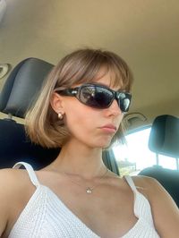 Short hair, side bangs, french bob, curtain bangs, jaw length hair, minimalist outfit, beige top, outfit summer, fashion inspo, effortless style, casual chic, bob haircut,classy vibes, elegant simplicity, everyday style, sunglasses look