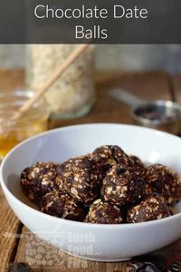 Using dried dates, cocoa powder, and peanut butter, these delicious little chocolate date balls are the perfect sweet treat to add to your weekly meal plan or snack rotation. #energyballs #dates #peanutbutter #snacks #mealprep