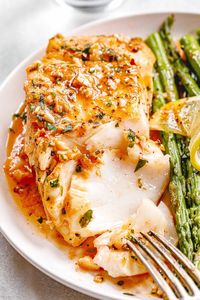 Garlic Butter Cod with Lemon Asparagus Skillet - #fish #recipe #eatwell101 - Healthy, tasty, simple and quick to cook, this cod and asparagus skillet recipe will have you enjoy a delicious and nutritious dinner.  - #recipe by #eatwell101