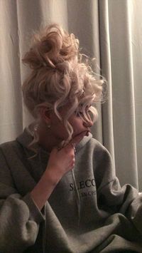 girl white hair curly wavy aesthetic