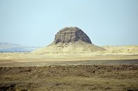 LahunPyramidEastSideLandscape - Category:Pyramid of Senusret II - Wikimedia Commons