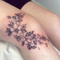 More gorgeous around the knee florals! Could happily do these everyday - what a great placement. Thanks guys for helping me love my job ✨… | Instagram