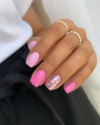 Cool short nail designs for you this summer or spring. Find minimal acrylic ideas with even very short nails aesthetic. Trendy, cute inspirations ready to load.