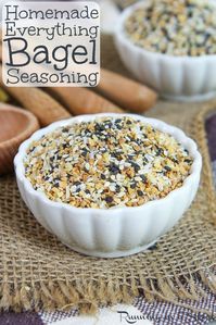 DIY Copycat Trader Joe's Everything But the Bagel Seasoning blend recipe. This homemade version includes the ingredients and ideas / uses to make recipes at home! The perfect dupe. / Running in a Skirt #everythingbagel #traderjoes #everythingbagelseasoning #recipe #healthy #healthyliving