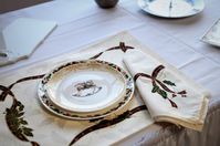 Handdecorated #christmasplates & @lenoxusa placemats and napkin One of my favorite #chinasets ! #porcelaindecorating #luxuryporcelain #handdecorated #customdesign #weddinggift #personalizedgifts #kurabiiki #kurabiikiclasses #kurabiikiworkshops #chinaset #christmaschina