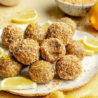 Delicious and easy lemon poppy seed energy bites that taste like a slice of lemon cake! These 6-ingredient lemon energy bites are naturally sweetened with Medjool dates and packed with healthy fats from cashews. The perfect no bake snack for lemon lovers to keep in your fridge or freezer.