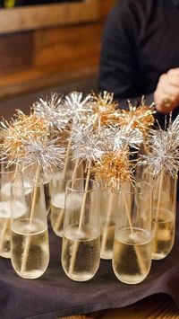 Drinks aplenty, a cool playlist, and a great guest list are the main elements for a good party, but the perfect decoration can make it really memorable. #newyears #decor