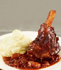 Slow cooker lamb shanks in a red wine sauce