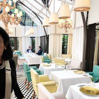 Françoise and I had the most wonderful time dining at the Il Carpaccio, Le Royal Monceau - Paris' Michelin star restaurant. It was a privilege to enjoy the traditional regional recipes from all around Italy and to do so in such a beautiful environment. Drawing from the Sicilian Baroque style—known for its cool grottos—the interior design is grand yet approachable. Sculptural shells adorn the walls while light filters in throughout the conservatory. Contemporary design heightens the charm of this