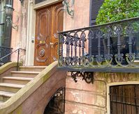 So many beautiful & historic homes to see when strolling through Savannah!