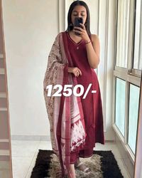 Get summer ready in our new sleevless set with khadi silk dupatta with attached mega sleeve  available in beautiful trendy colours
Proper handwork on kurti nd plazo 

 Black Blue maroon 

Fabric cotton slub

Size 38 to 44

Price 1250-/

 M to xxl

Keep posting