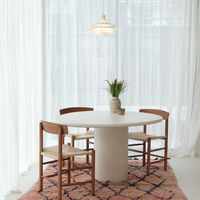 Dale un toque de naturaleza a tu hogar con estas sillas de comedor Gien. El marco de nogal ofrece un aspecto orgánico para una sensación natural. Lo que realmente hace especial a esta silla es el asiento. El tejido denso de cuerda natural le permite disfrutar de sus platos favoritos en la mesa. Añade estas sillas a tu interior para darle un aspecto cálido y moderno a tu hogar.