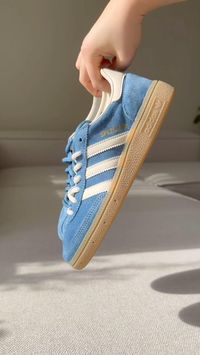 NOVIDADE! Spezial Core Blue, disponíveis no site! 💙 www.moonkicks.pt #adidas #adidasoriginals #adidashandballspezial #adidasspezial #adidasspezialiceblue #iceblue #sneakers