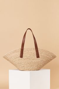 Discover our new collection for Summer ’23. Cesta baskets are handwoven of locally sourced, renewable resources, by talented female artisans in Rwanda, Africa. Each piece is hand finished in Italy with very carefully chosen, sustainable materials.