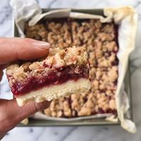 raspberry crumble bars gluten free most made recipes #glutenfreerecipes www.healthygffamily.com