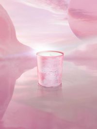 In the gourmand galaxy of Les Nébuleuses candle, soft marshmallow clouds and the scent of roses create a moment of fragrant bliss.