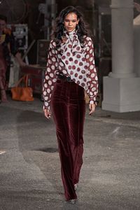 Tommy Hilfiger Fall 2019 Ready-to-Wear Fashion Show Collection: See the complete Tommy Hilfiger Fall 2019 Ready-to-Wear collection. Look 18