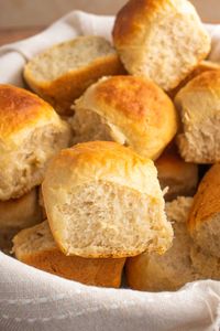 Homemade soft and fluffy vegan dinner rolls made with 6 basic ingredients. These yeast rolls are super easy to make.