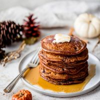 Incredibly fluffy gingerbread pancakes made with whole wheat flour, warming spices and perfectly sweet molasses. These healthier gingerbread pancakes are dairy free, perfectly spiced, oh so fluffy and the perfect holiday brunch! #pancakes #gingerbread #breakfast #brunch #dairyfree #christmas