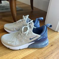 Brand New, Barley Worn And In Amazing Condition. Women’s Blue And White Size 6.5.