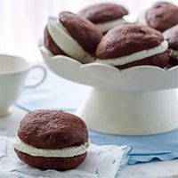 Alice’s Old-Fashioned Whoopie Pies Recipe - Yankee Magazine