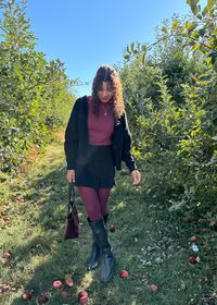 It's about that time of year to go apple picking! Here is an apple orchard outfit you can wear to feel stylish and stay comfy. Pair burgundy tights with a black mini skirt, burgundy top, and black cardigan. Add your favorite hand bag to complete the look! 